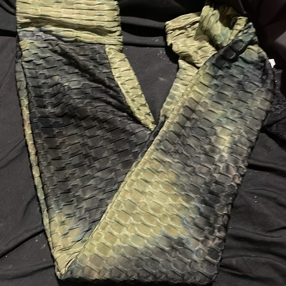 Viral TikTok leggings and yes, they do have that effect - Picture 2 of 3